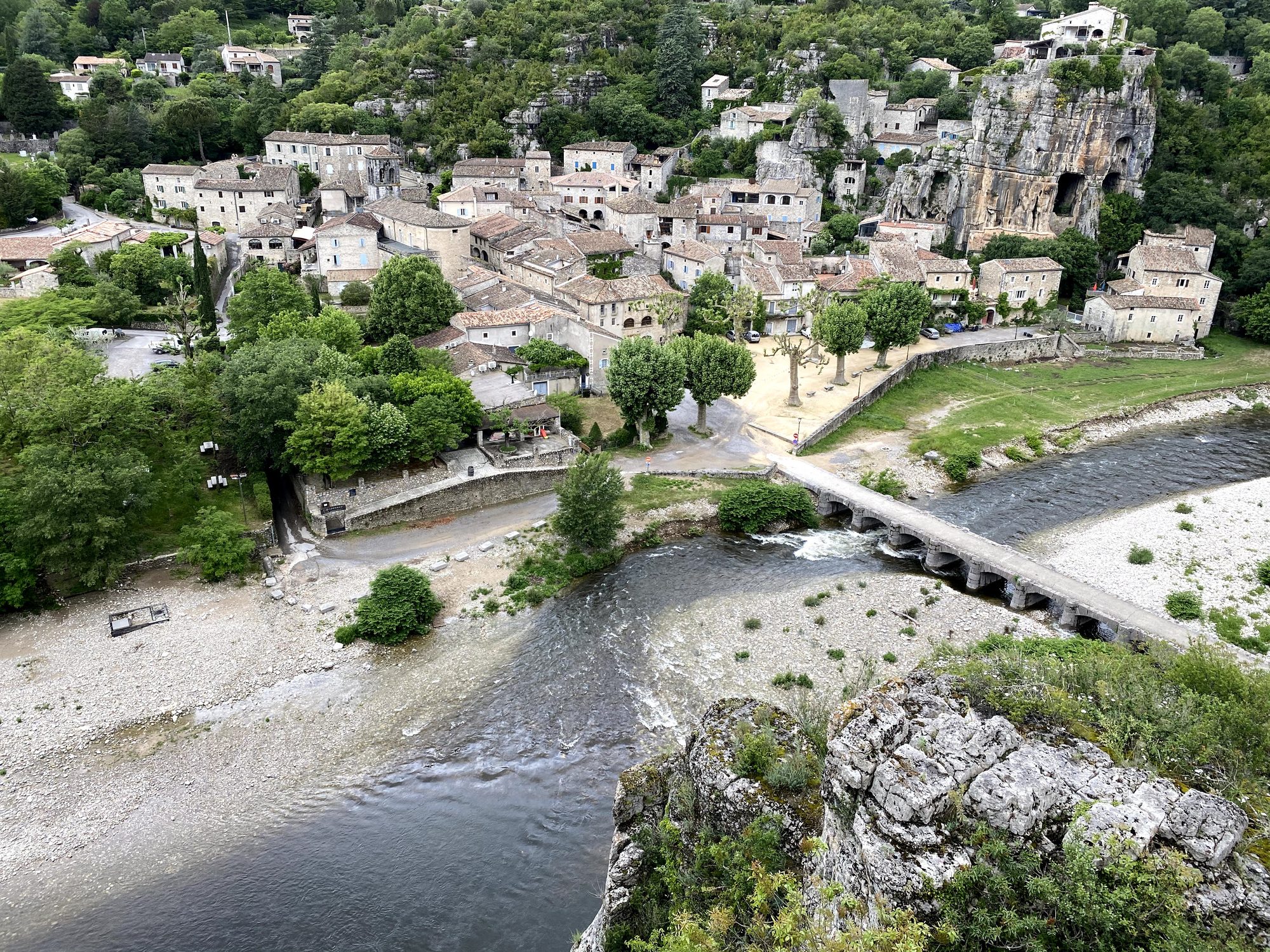 Village de Labeaume au pied des falaises