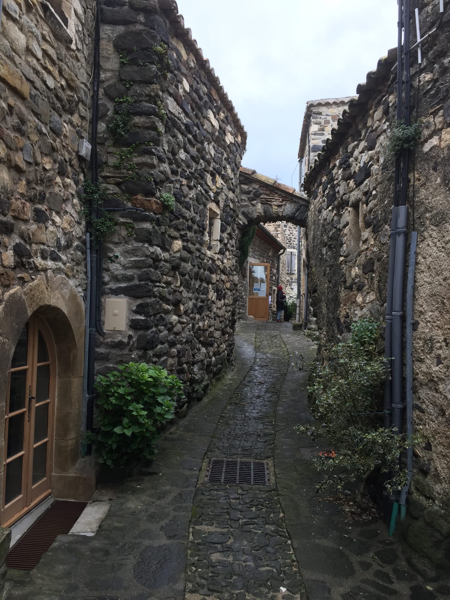 Ruelle de pierre à Saint-Vincent-de-Barrès