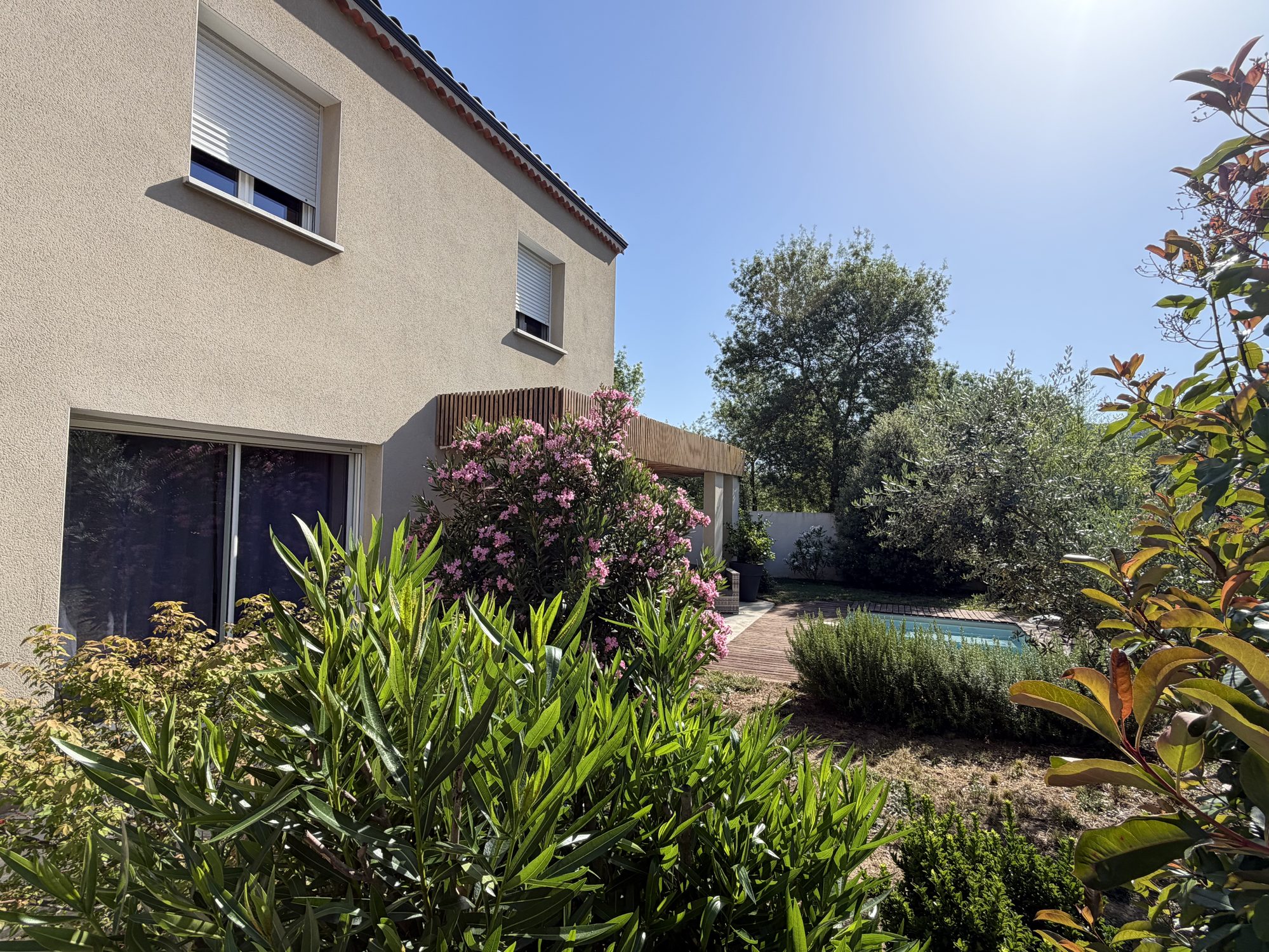 Façade et jardin du gîte Les Cabritas avec vue sur les falaises