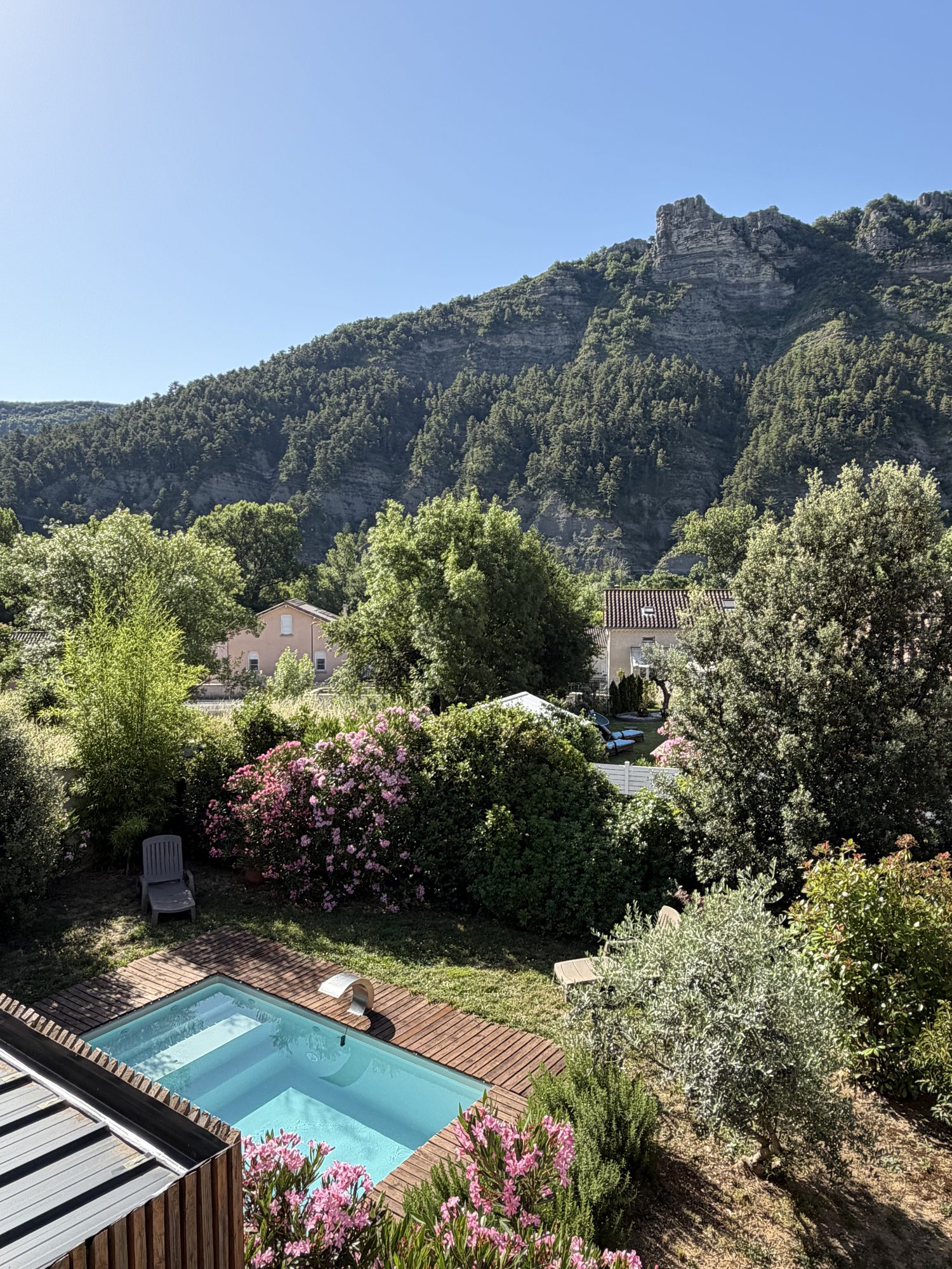 Vue en hauteur du jardin, de la piscine et des falaises depuis Les Cabritas