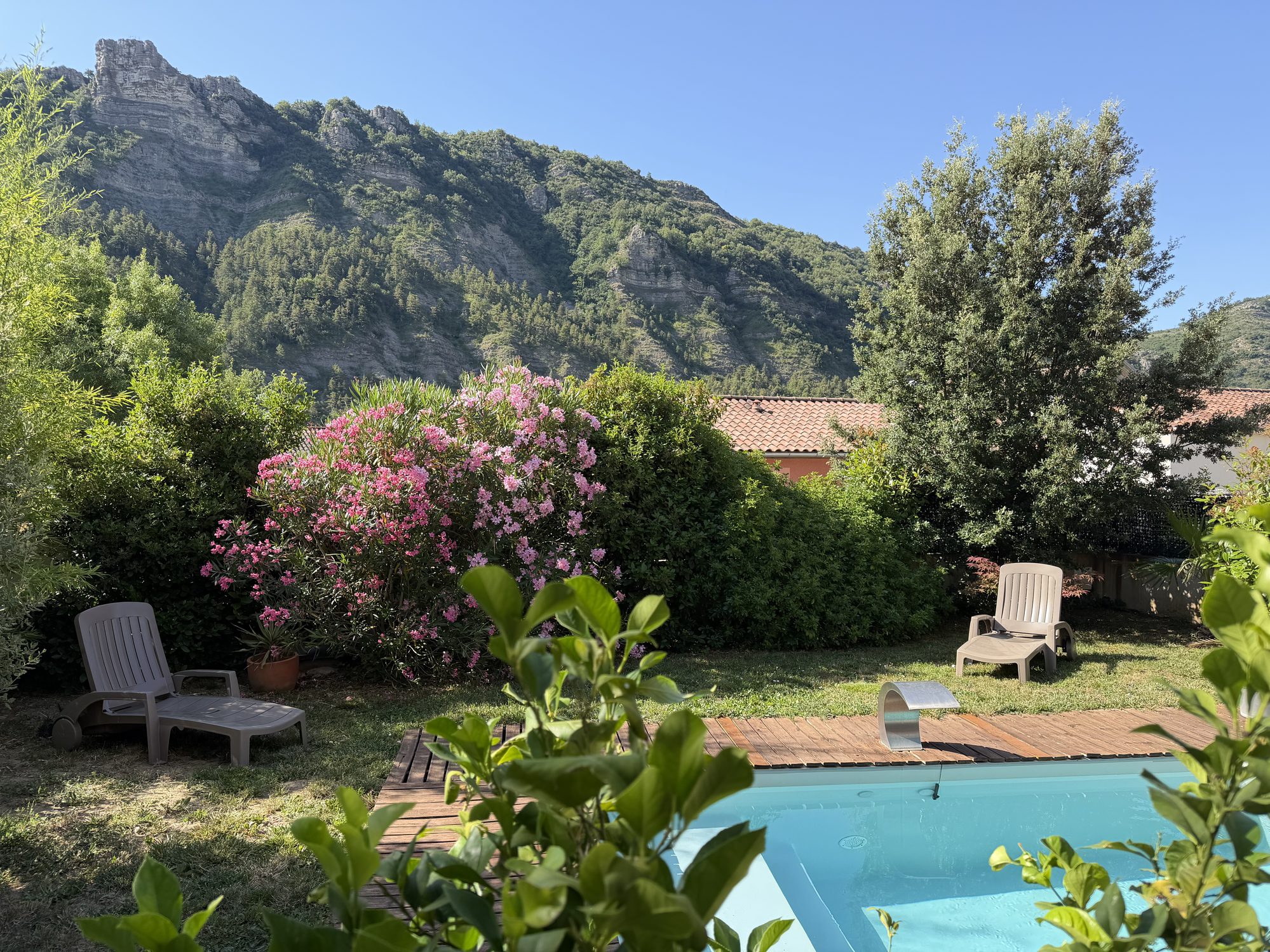 Piscine privée face aux falaises depuis le jardin des Cabritas