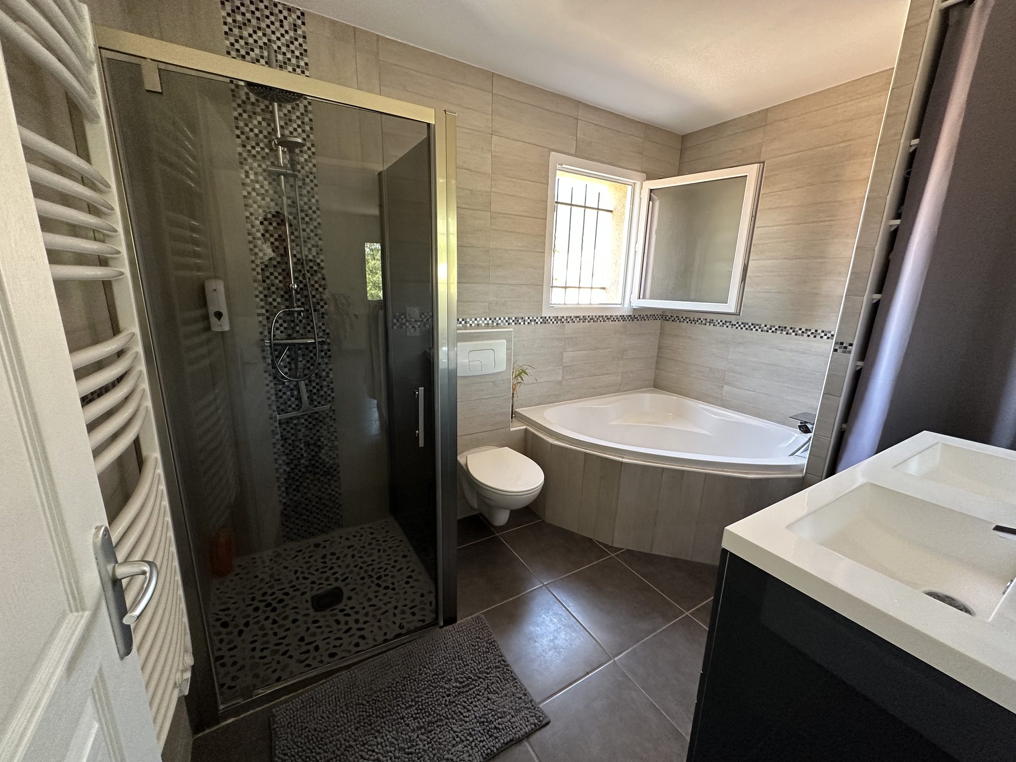 Salle de bain à l'étage avec douche à l'italienne du gîte Les Cabritas