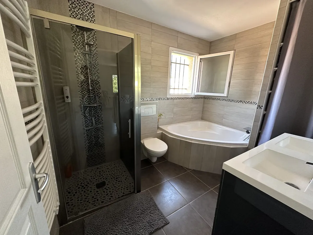 Salle de bain à l'étage avec douche à l'italienne du gîte Les Cabritas