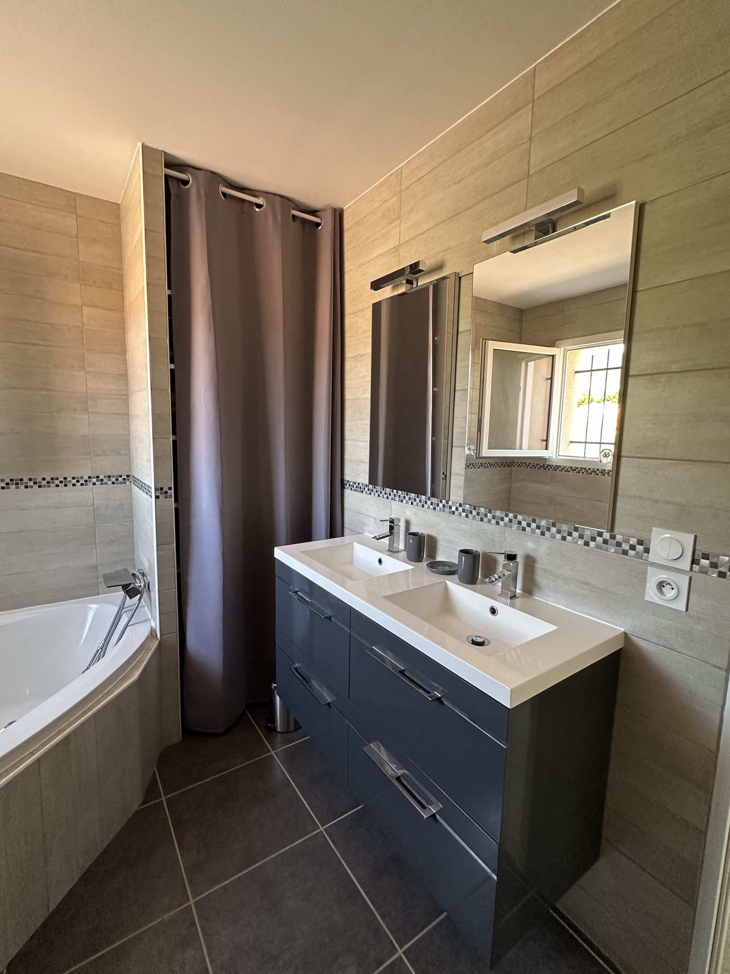 Salle de bain à l'étage du gîte Les Cabritas