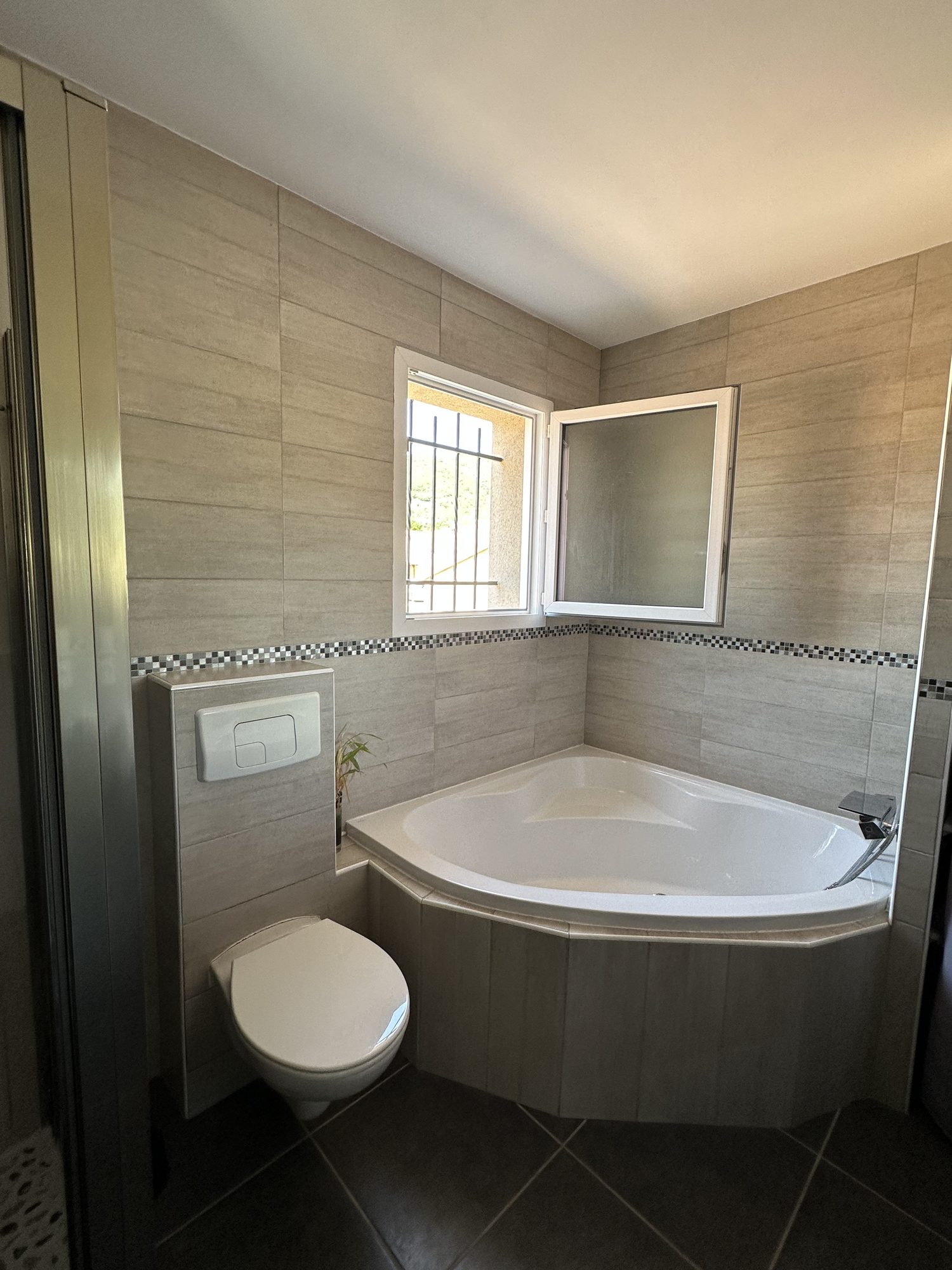 Salle de bain à l'étage avec baignoire d'angle du gîte Les Cabritas