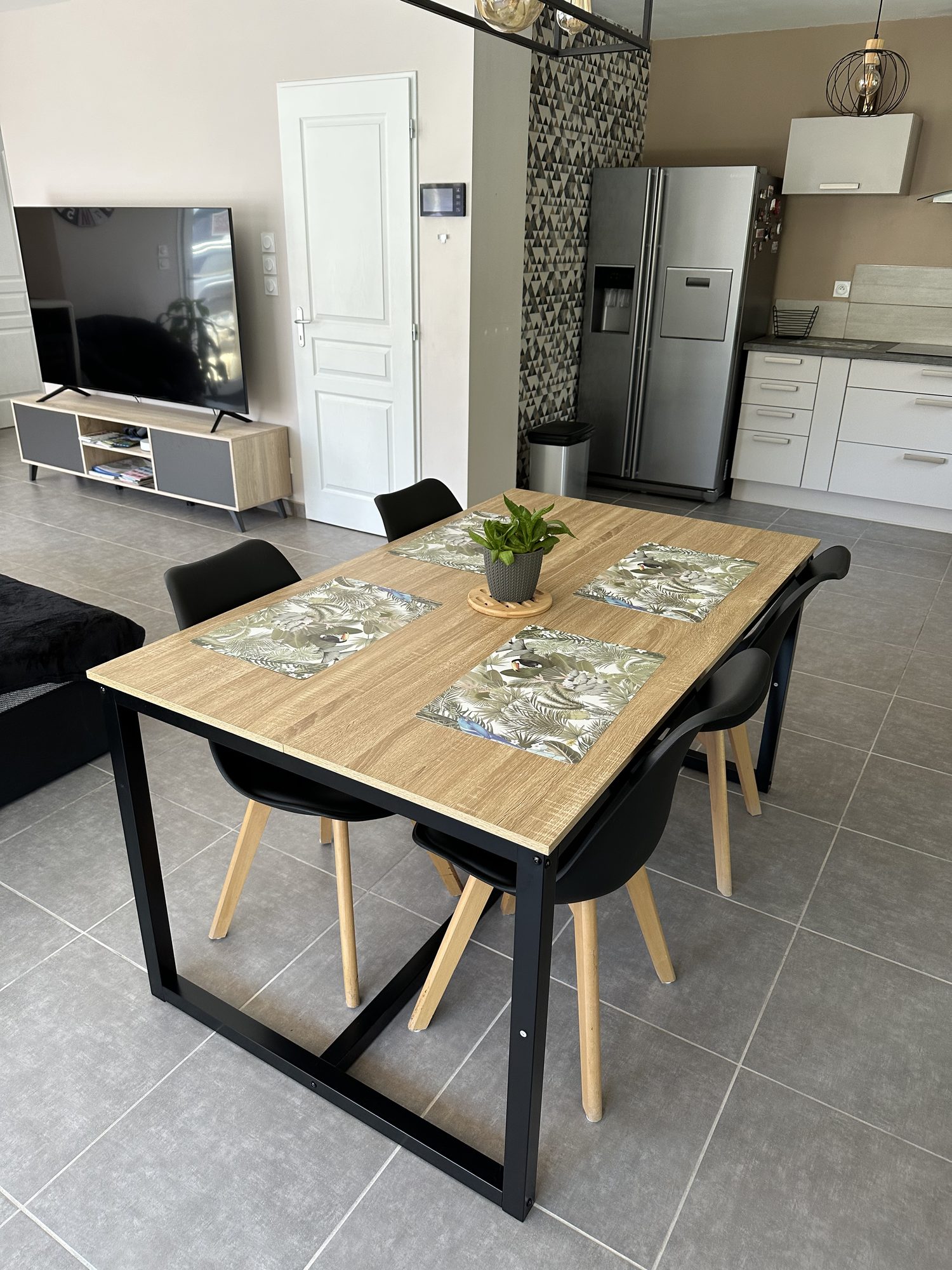 Salle à manger avec vue sur la cuisine et le salon du gîte Les Cabritas