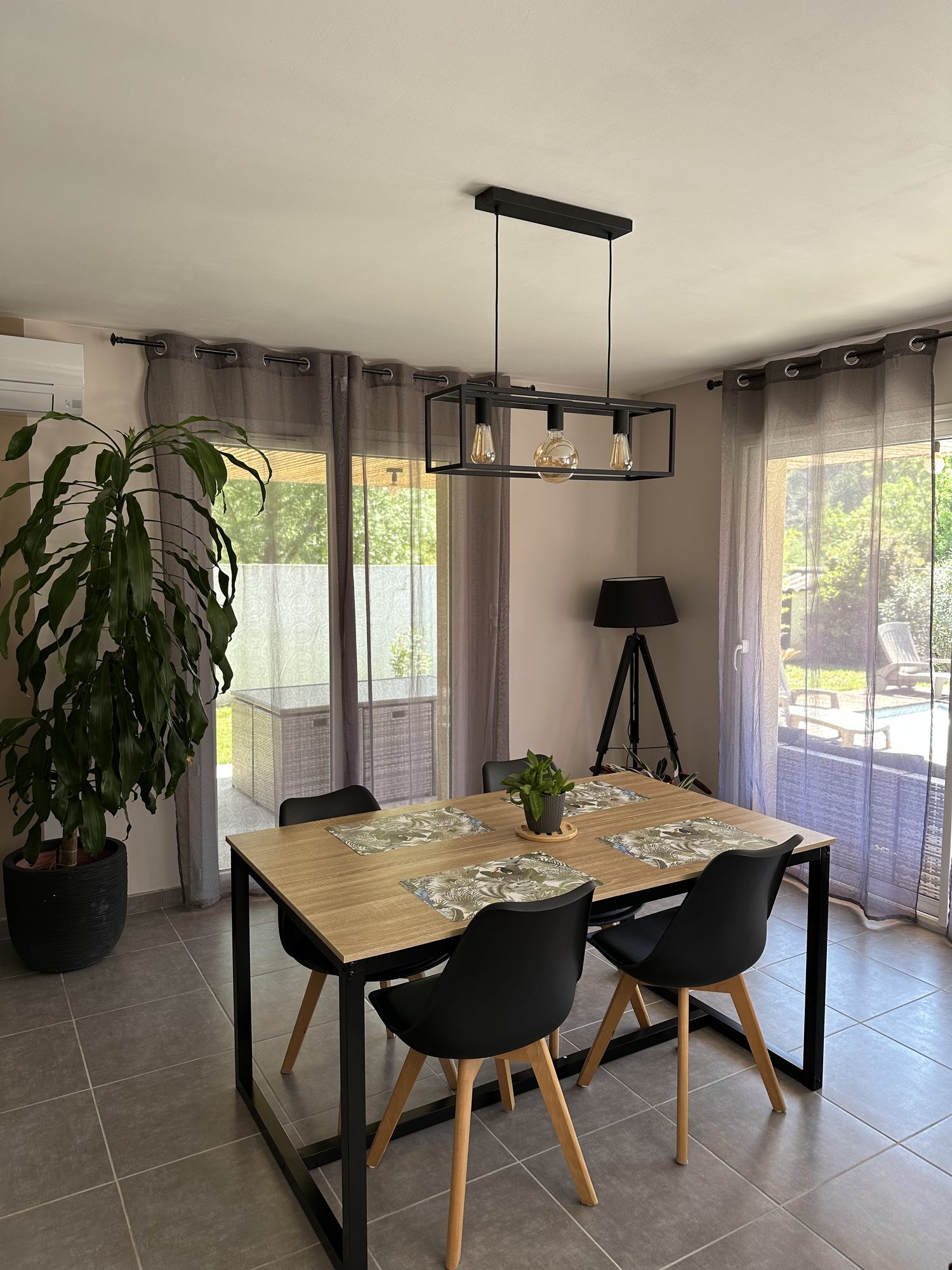 Salon confortable et climatisé du gîte Les Cabritas