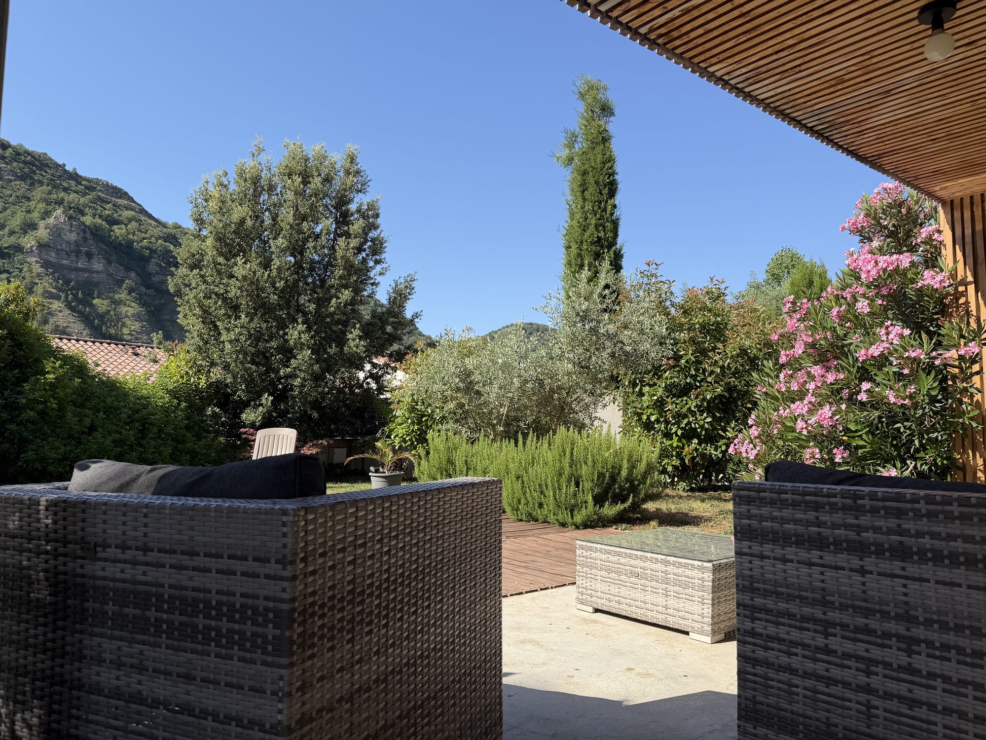 Coin salon extérieur sur la terrasse avec vue sur les falaises