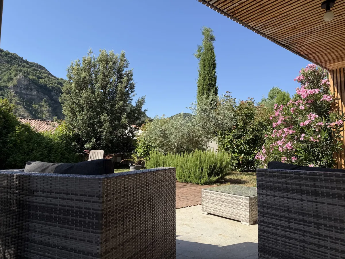 Coin salon extérieur sur la terrasse avec vue sur les falaises
