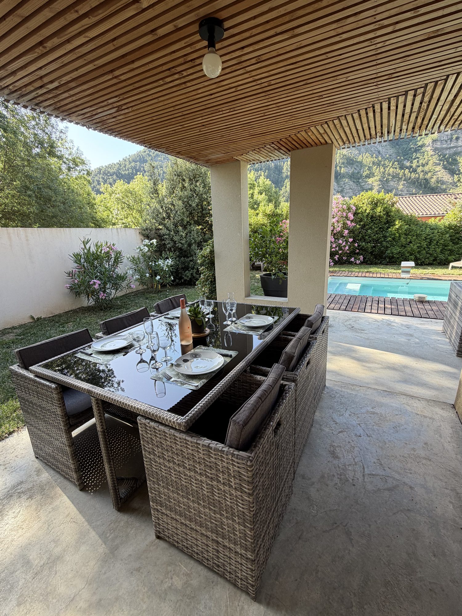 Terrasse extérieure du gîte Les Cabritas à Flaviac