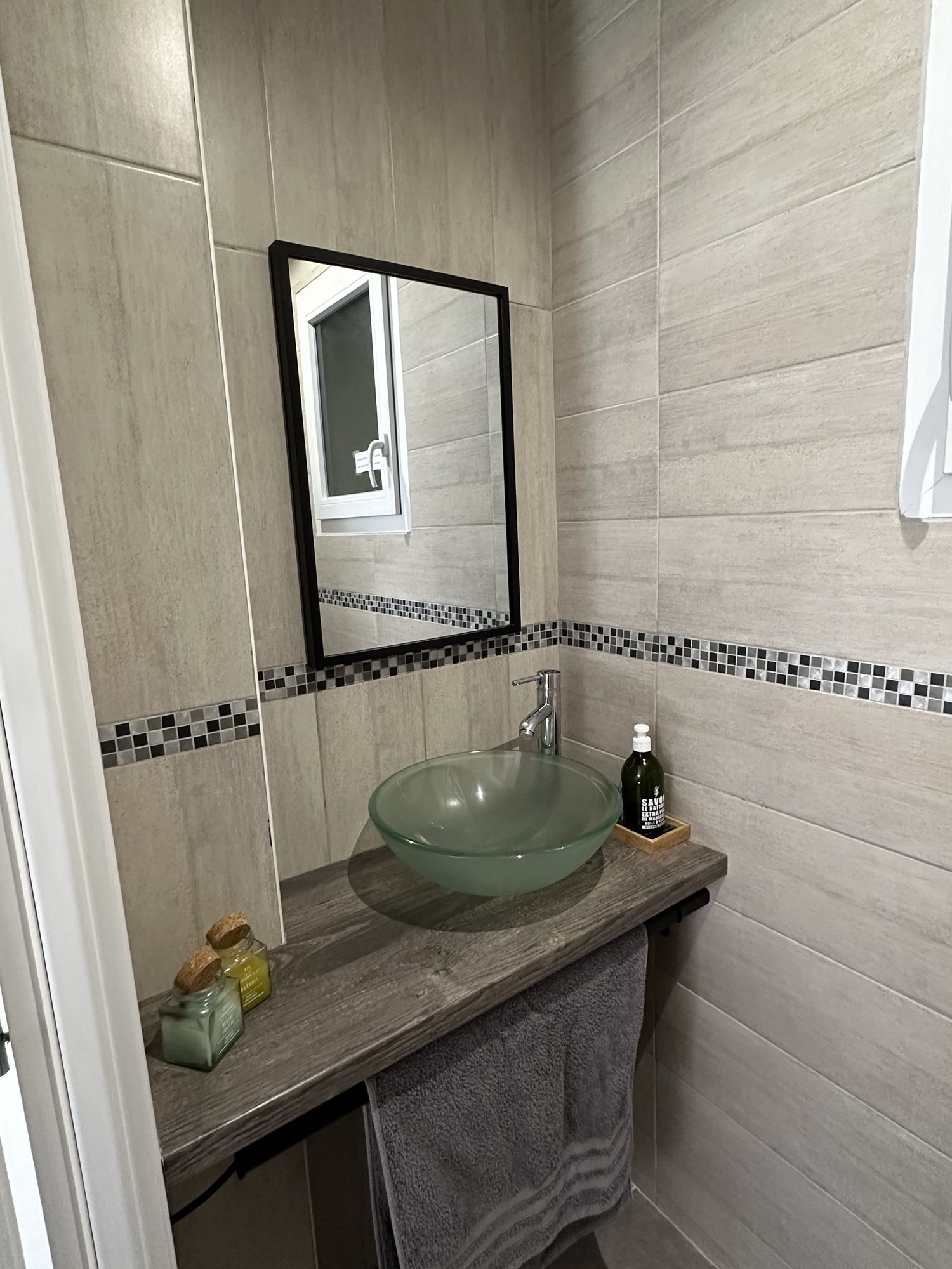 Toilettes du rez-de-chaussée avec vasque du gîte Les Cabritas
