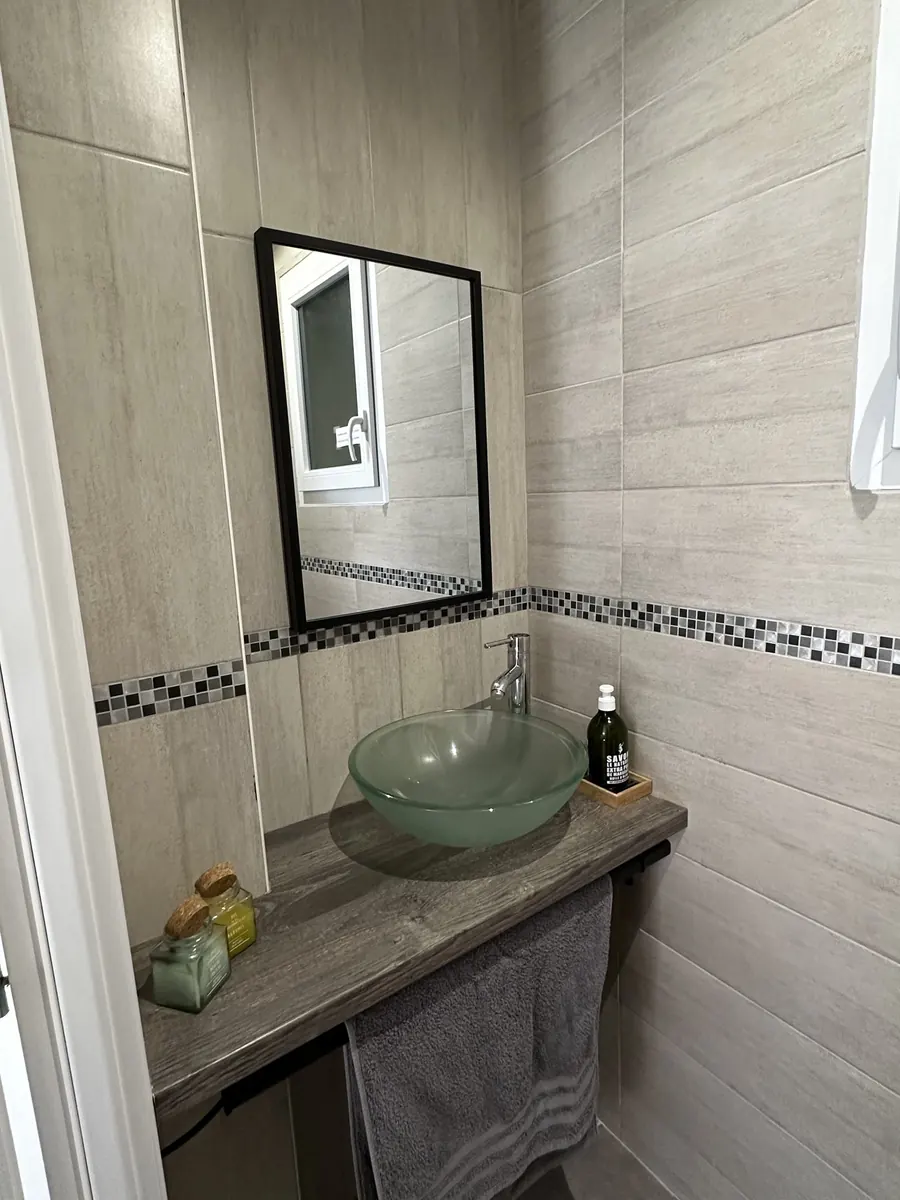 Toilettes du rez-de-chaussée avec vasque du gîte Les Cabritas