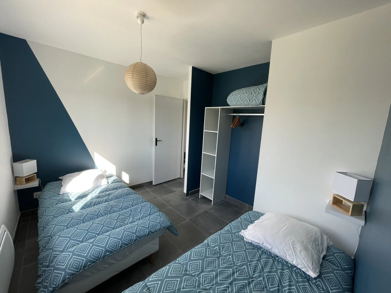 Chambre avec deux lits simples et dressing du gîte Les Cabritas Sud Ardèche