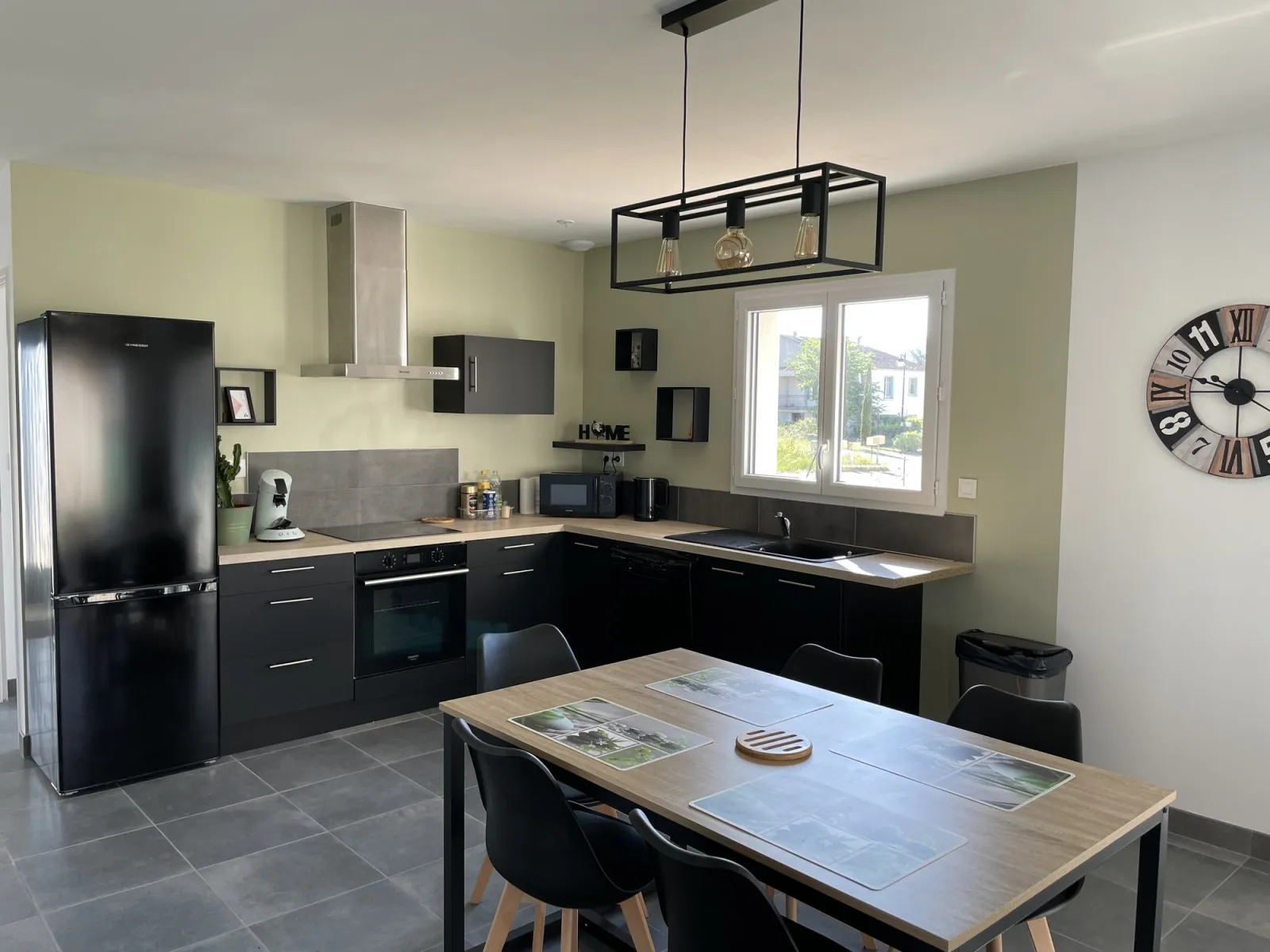 Cuisine équipée et salle à manger du gîte Les Cabritas Sud Ardèche