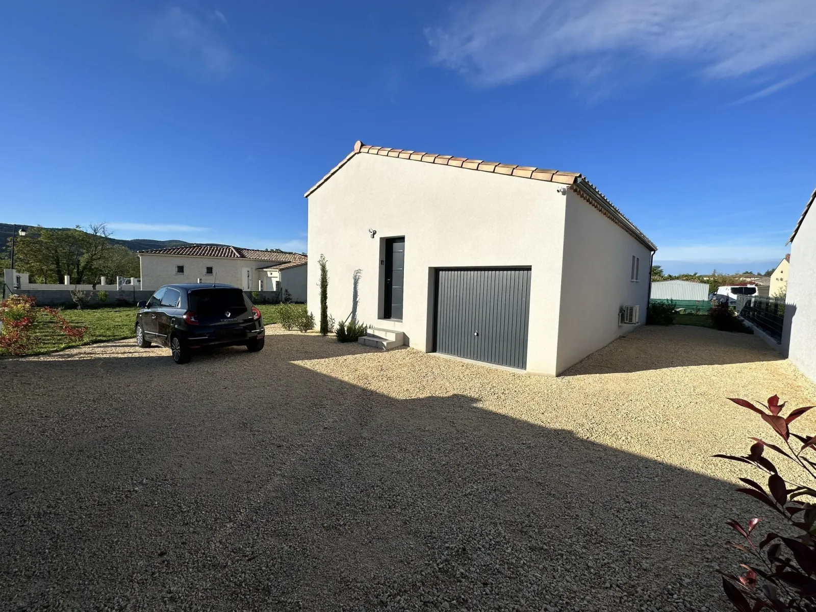 Façade et entrée du gîte Les Cabritas à Saint-Alban-Auriolles