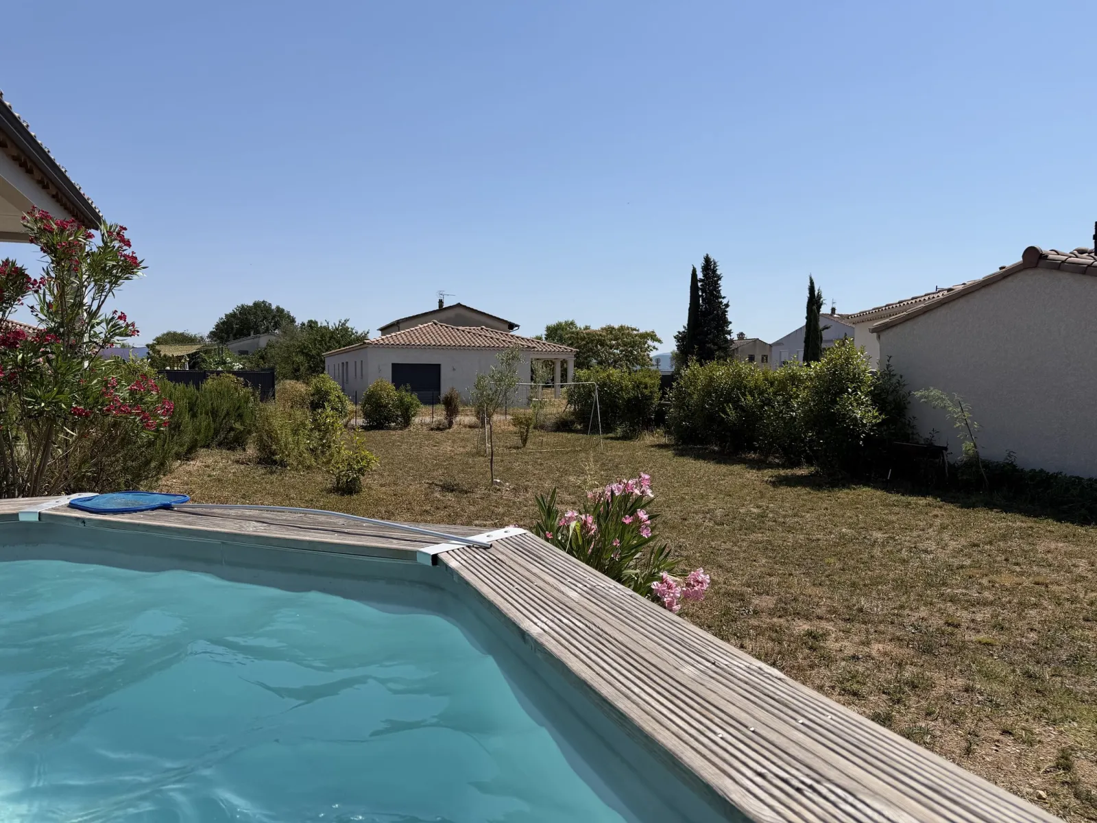 Vue sur la piscine et le jardin fleuri du gîte Les Cabritas Sud Ardèche