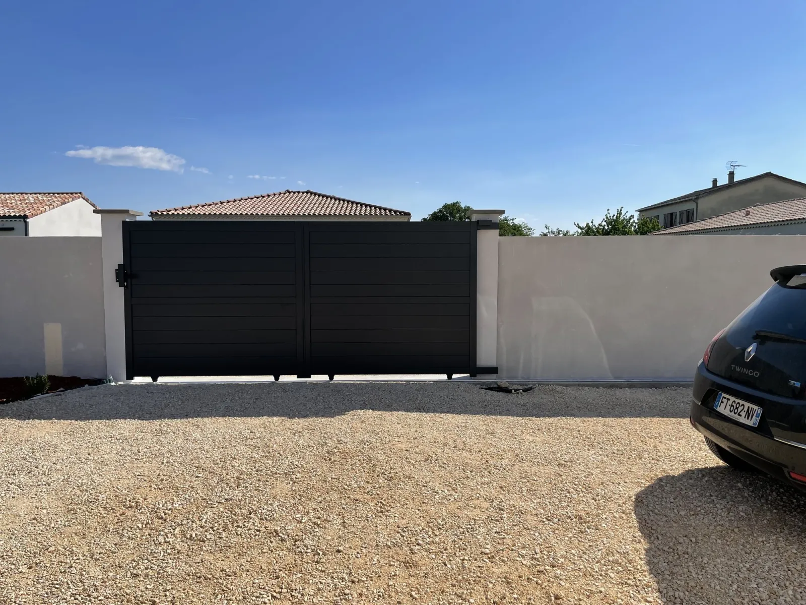 Portail fermé et sécurisé du gîte Les Cabritas Sud Ardèche
