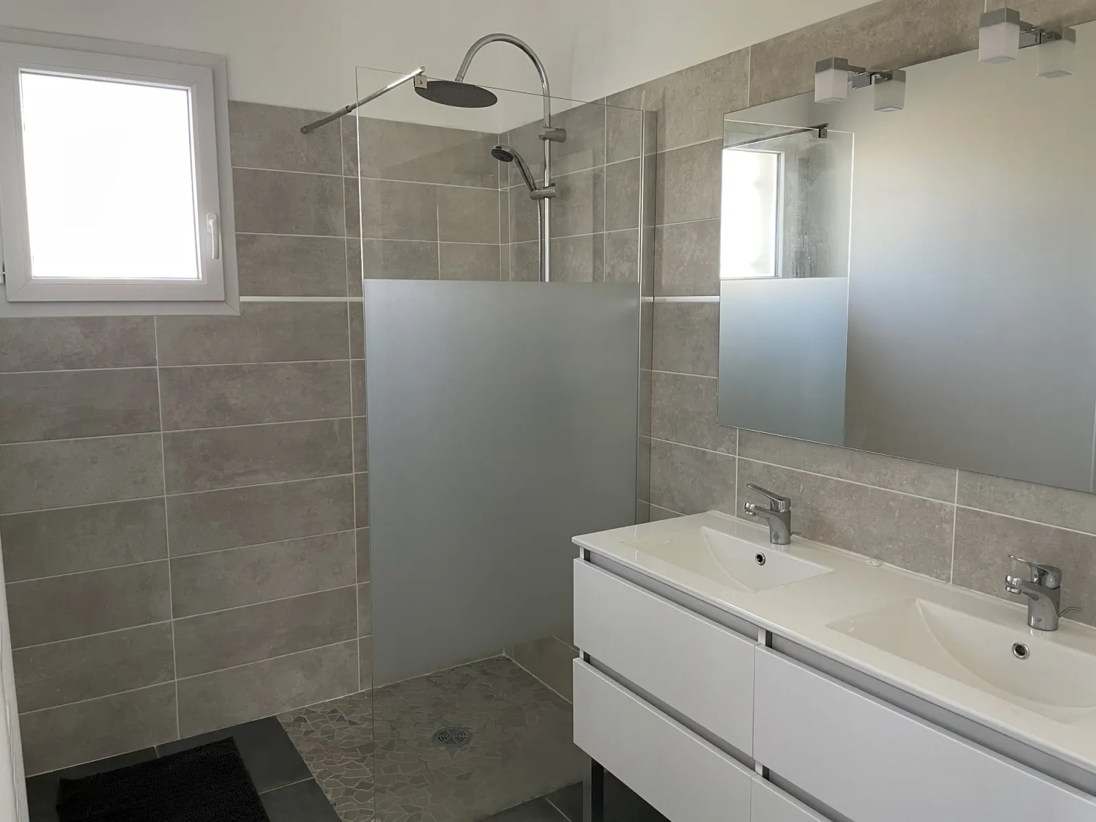 Salle de bain avec douche à l'italienne du gîte Les Cabritas Sud Ardèche