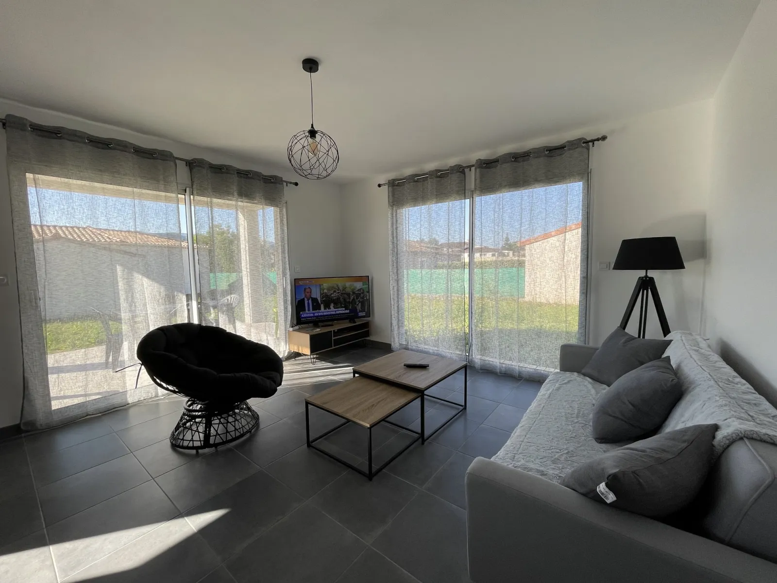 Salon avec canapé et télévision du gîte Les Cabritas Sud Ardèche